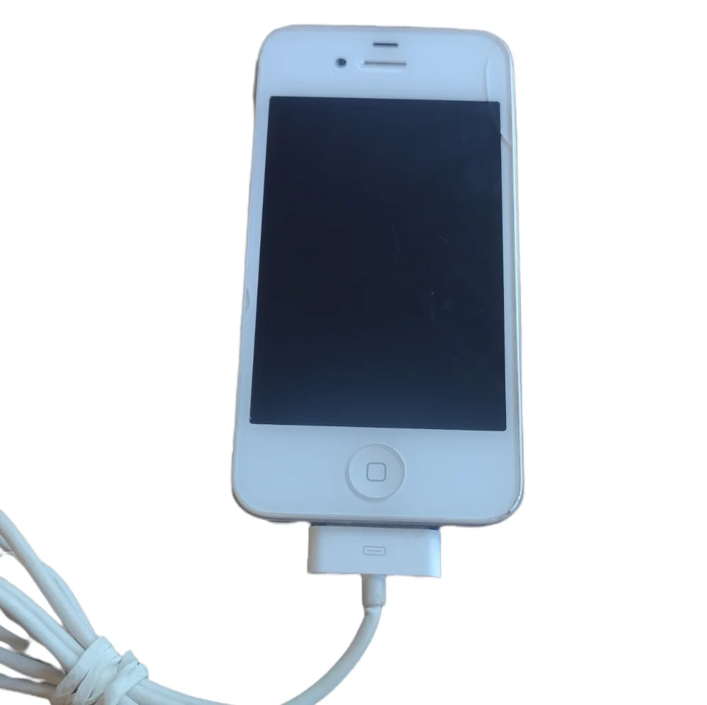 White Apple iPhone 4S Jailbroke & Carrier Unlocked with Charging Cord